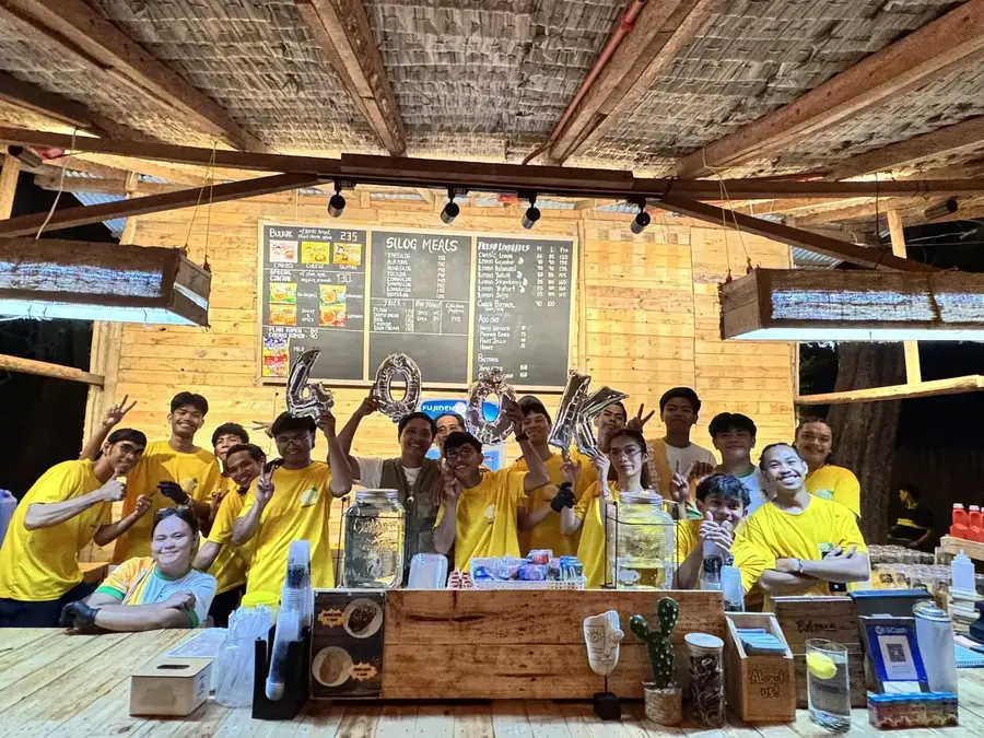 Magkakaibigang magkakasama sa The Yellow Lemon