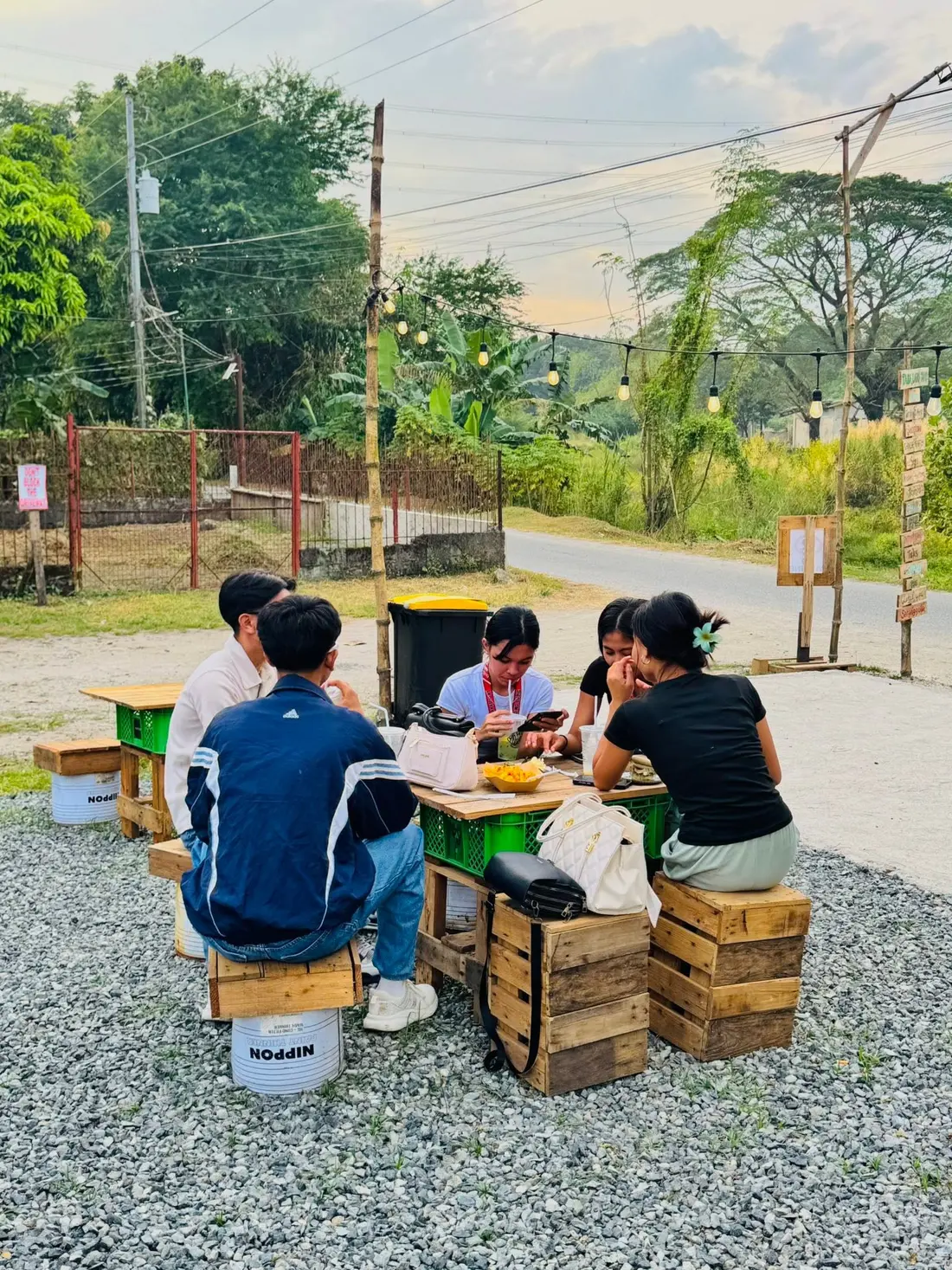 Magkakaibigan sa open-air table